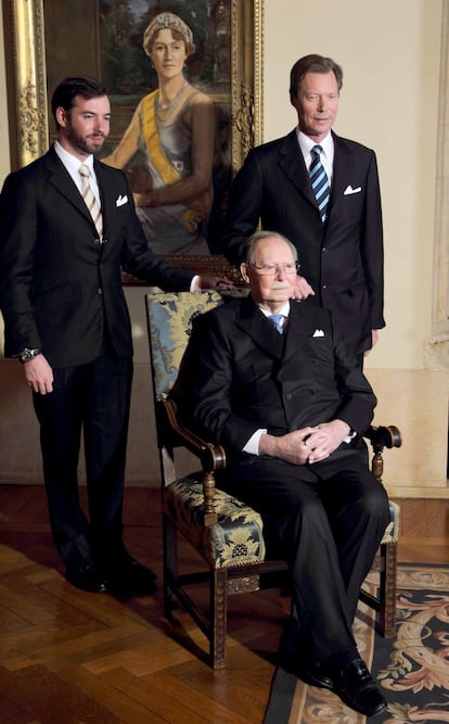 El Gran Duque Juan de Luxemburgo (en el centro), el Gran Duque Enrique de Luxemburgo (derecha), y Guillermo (izquierda), heredero al ducado, mientras posan para una foto de familia durante la celebración por el 90 cumpleaños del gran duque Juan, en el Gran Palacio Ducal, Luxemburgo, el 5 de enero de 2011. 