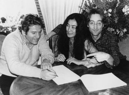 Allen Klein (kiri), bersama John Lennon dan Yoko Ono pada tahun 1977.