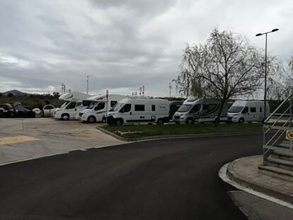 Autocaravanas donde viven confinados trabajadores de Agbar.