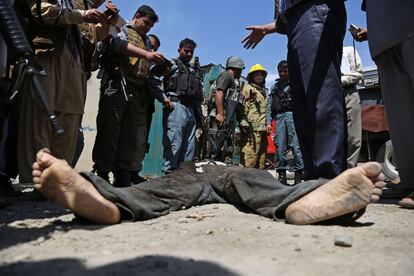 Agentes de seguridad afganos rodean el cuerpo de un insurgente talibán después del asalto a un edificio del gobierno en Jalalabad, al este de Kabul, perpetrado por combatientes talibanes.