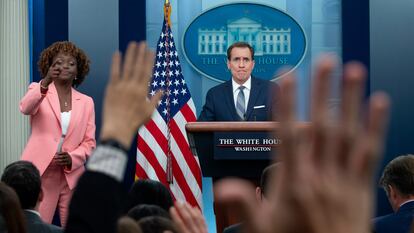 Karine Jean-Pierre, secretaria de Prensa de la Casa Blanca, junto a John Kirby, portavoz del Consejo de Seguridad Nacional, el lunes en Washington.