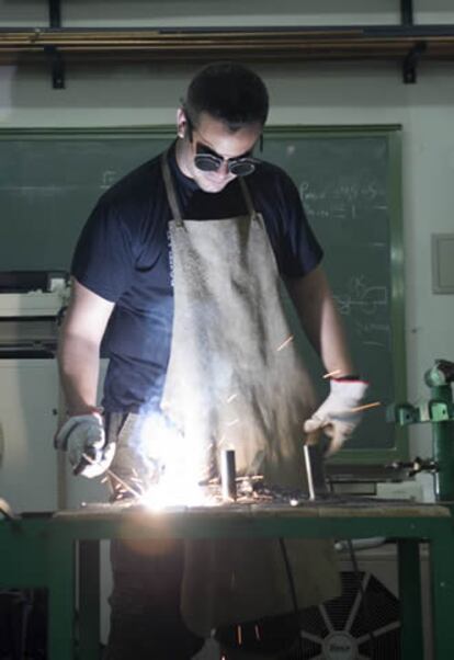 Sin los aires de grandeza de la universidad, aquí se va al grano. Entre 1.300 y 2.000 horas de clase y un objetivo: sevir al sistema productivo.