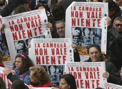 Los asistentes a la protesta contra la mafia recorren Nápoles, con carteles contra la Camorra.