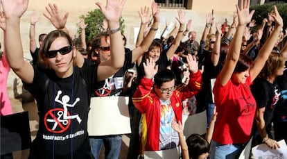 Participantes en la acampada en Paterna para exigir que la Generalitat pague su deuda. 