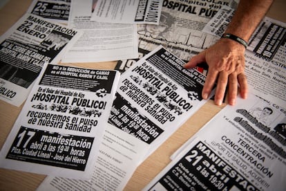 Viejos carteles de protesta para pedir la creación de un hospital público en el barrio.