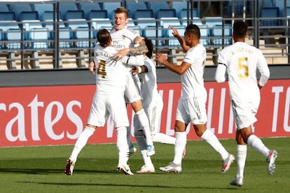 Toni Kroos celebra el primer gol contra el Eibar en el partido disputado a puerta cerrada debido a la crisis sanitaria del Covid-19 en el estadio Alfredo Di Stefano