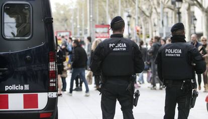 Dos Mossos d&#039;Esquadra en Barcelona.