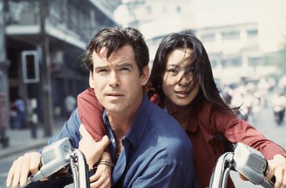 Michelle Yeoh con Pierce Brosnan en 'El mañana nunca muere' (1997).