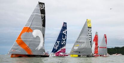 La flota en la línea de salida de la sexta etapa de la vuelta al mundo, en Itajaí.