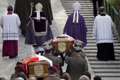 Soldados del Ejército polaco introducen los féretros con los cuerpos de Lech Kaczynski y su esposa Maria en el castillo de Wawel, en Cracovia.