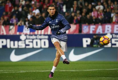 Cristiano Ronaldo ensaya remates durante el calentamiento. 