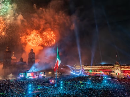 El espectáculo de fuegos artificiales sobre el Zócalo capitalino para conmemorar el 213 aniversario de la Independencia de México.
