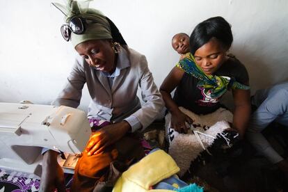 Zambia, 2012. Un grupo de mujeres aprende costura en un taller del programa Tasintha. Este programa, establecido en 1992 en Lusaka, ayuda a trabajadoras sexuales y con VIH/SIDA. El programa, aparte de facilitar asistencia sanitaria en una clínica que incluye servicios de salud sexual y consejo y diagnóstico de a sus usuarias, también trata de ofrecer talleres formativos a mujeres que ejercen la prostitución en las calles de Lusaka, para que puedan aumentar sus oportunidades laborales y optar a un futuro mejor.