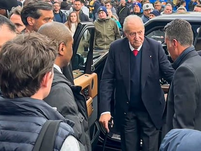 El rey emérito Juan Carlos I llega al estadio del Chelsea para presenciar el partido del club inglés contra el Real Madrid de Liga de Campeones.