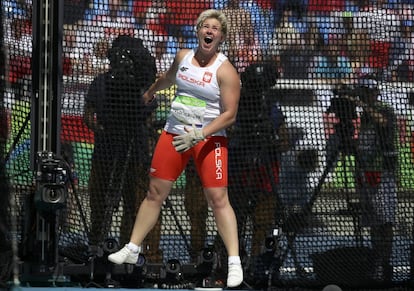 Anita Wlodarczyk de Polonia reacciona después de establecer un nuevo récord mundial en lanzamiento de martillo.