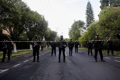 Policías de la Ciudad de México trabajan en la escena de un tiroteo en el primer cuadro de la ciudad.