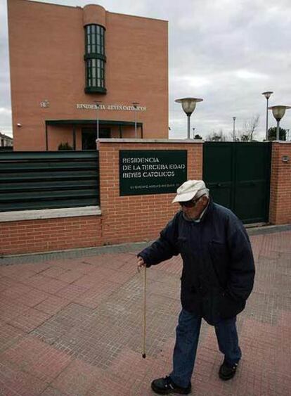 Un hombre pasa por delante de la residencia cerrada.