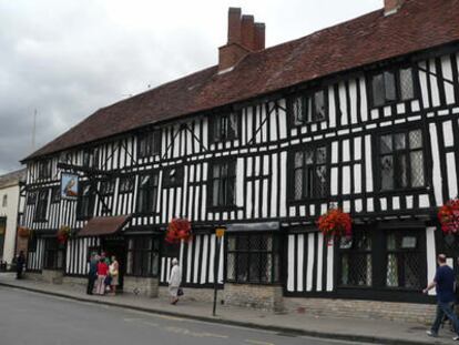 Fachada principal del histórico Hotel Falcon, en el corazón de la ciudad natal de Shakespeare