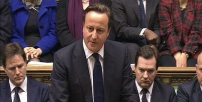 David Cameron (centro) interviene este miércoles en la Cámara de los Comunes en los debates convocados por la muerte de Thatcher.