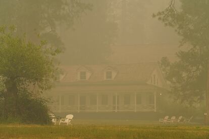 El hotel Wawona, dentro del parque nacional, envuelto en humo de la conflagración, este 11 de julio.