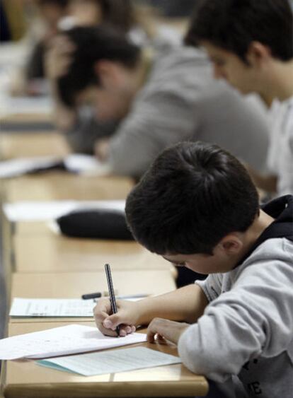 Unos niños realizan la prueba del Concurso de Primavera de Matemáticas.