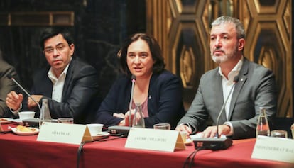 Ada Colau, en el centro, en el Ayuntamiento de Barcelona.