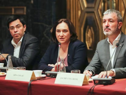 Ada Colau, al centre, a l'Ajuntament de Barcelona.