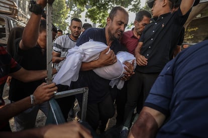 Funeral de víctimas de un ataque israelí en Ciudad de Gaza, este martes. 