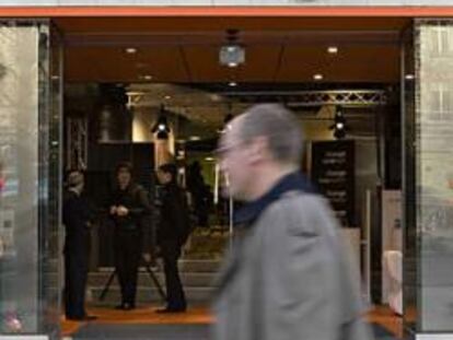 Un hombre pasa por delante de una tienda de Orange