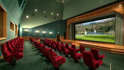 Sala de cine con 50 sillas giratorias.