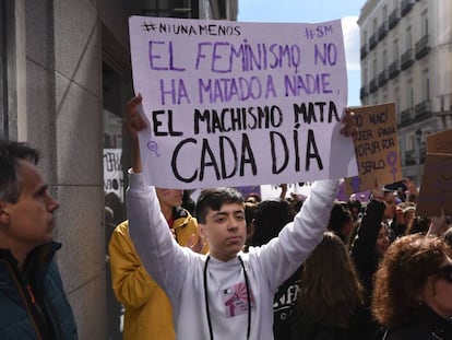 Un adolescente en Madrid durante el pasado 8M de 2019.