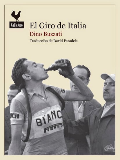 El novelista y escritor de relatos italiano Dino Buzzati también fue periodista en el Corriere della Sera, de ahí que la crónica sea otro de los géneros que trabajó a lo largo de su vida. En El Giro de Italia, Buzzati nos lleva a la trigesimosegunda edición, la de 1949, donde una Italia en plena posguerra recibe al pelotón y a las estrellas Fausto Coppi y Gino Bartali. Las montañas –los Alpes, los Dolomitas– son los enemigos de este ejército civil de ciclistas. "Debido a un cúmulo de circunstancias probablemente ligadas a los caprichos del destino y que ahora sería inútil lamentar, quien esto escribe, el enviado al Giro de Italia, no ha visto nunca una carrera de ciclismo en ruta": con esta captatio benevolentiae abre el texto Buzzati, cuya mirada es de verdad más panorámica que la de quien observa el avance del pelotón en una competición ciclista.