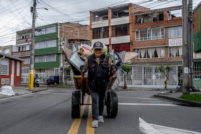 Ligia Villamarín Parra, de 70 años, arrastra material para reciclar en Trinidad Galán, un barrio bogotano.