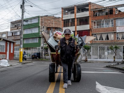 Ligia Villamarín Parra, de 70 años, arrastra material para reciclar en Trinidad Galán, un barrio bogotano.