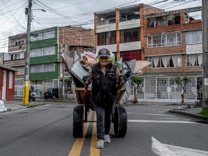 Ligia Villamarín Parra, de 70 años, arrastra material para reciclar en Trinidad Galán, un barrio bogotano.