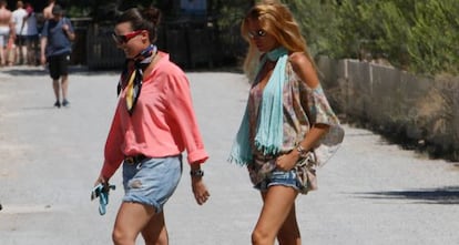 Esther Ca&ntilde;adas, con un blus&oacute;n de flores, acompa&ntilde;ada de una amiga en Ibiza.