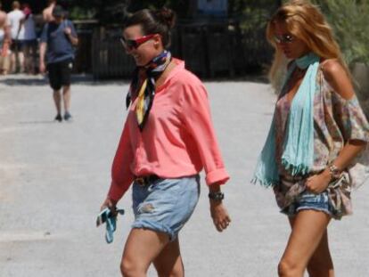 Esther Ca&ntilde;adas, con un blus&oacute;n de flores, acompa&ntilde;ada de una amiga en Ibiza.