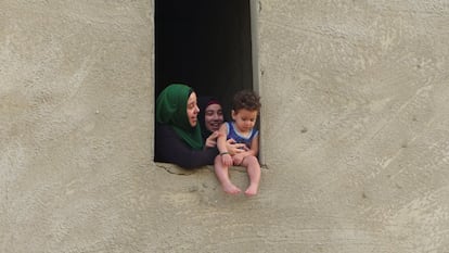 A pesar de tener apenas 29 años, Zaria ya es viuda y tiene que mantener a sus dos hijos. En Siria trabajaba como profesora, pero en 2012 tuvo que huir a Líbano. Se apuntó enseguida al taller porque le encantaba la idea de poder contar con un espacio diferente para expresar sus emociones y el dolor por el que han pasado muchas mujeres refugiadas. Asegura que los dibujos han conseguido aliviar su sufrimiento.