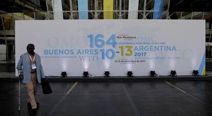 Um homem caminha em frente ao hotel de Buenos Aires onde se realiza a Conferência Ministerial da OMC