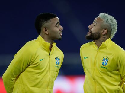 Gabriel Jesus y Neymar platican antes del partido entre Brasil contra Colombia.