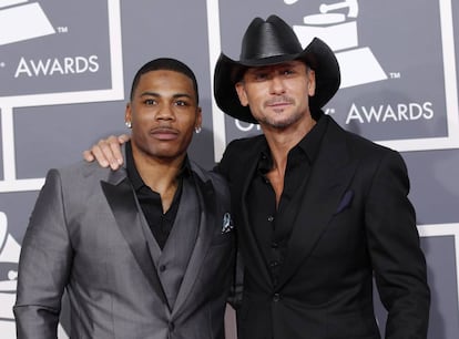 "¿Por qué no me pondría mi gorra?", debió de pensar Nelly al posar junto al vaquero Tim McGraw.