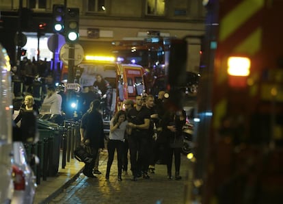 Las autoridades francesas evacuan a personas en la calle Bichat, en el distrito 10 de París.