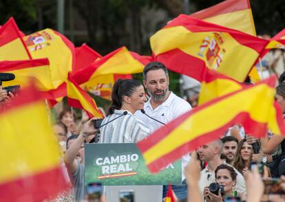 El presidente de Vox, Santiago Abascal, y la candidata a la presidencia de la Junta de Andalucía, Macarena Olona), durante el mitin electoral celebrado en junio en Jaén.