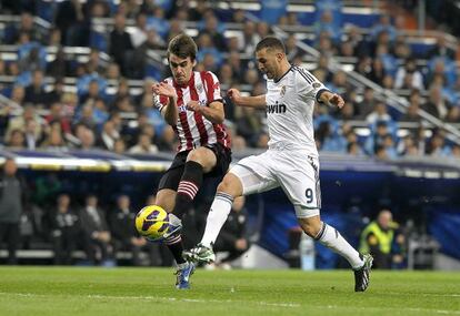 Benzema pugna con Aurtenetxe en el primer gol