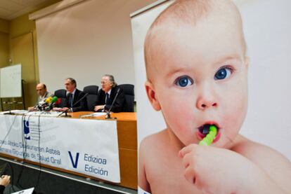 De izquierda a derecha, Mikel Aldalur y José Miguel Errazquin, miembros del Colegio de Dentistas de Gipuzkoa, con Miguel Ángel Gaztelurrutia, vicepresidente del Colegio de Farmacéuticos de Gipuzkoa, ayer en San Sebastián.