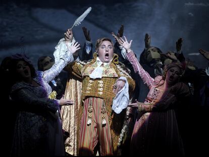 Florian Sempey (Dandini) en su aparición, haciéndose pasar por un príncipe, en el primer acto de 'La Cenerentola' en el Teatro Real.