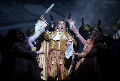 Florian Sempey (Dandini) en su aparición, haciéndose pasar por un príncipe, en el primer acto de 'La Cenerentola' en el Teatro Real.