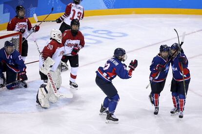 Las jugadoras del equipo unificado de Corea que compitió en los Juegos de Invierno de 2018 celebran un gol a Japón. Jean Catuffe Getty