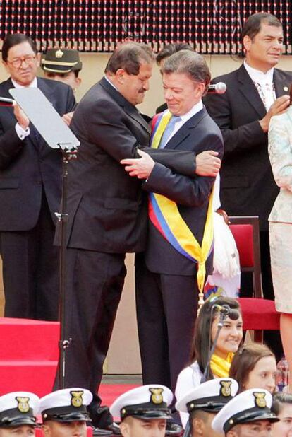 El nuevo presidente de Colombia, Juan Manuel Santos, abraza a su vicepresidente, Angelino Garzón , después de tomar juramento durante la ceremonia de investidura el pasado sábado 7 de agosto en la Plaza de Bolívar de Bogotá.