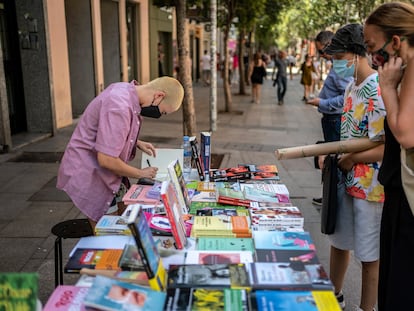 Haizea M. Zubieta firmando su libro 'Tocar el cielo' en el puesto instalado por la librería Berkana durante el Día del Libro 2020.